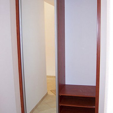Vestavěná skříň s posuvnými dveřmi, zrcadlo