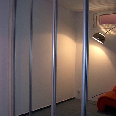 Vestavěná skříň s posuvnými dveřmi, zrcadlo