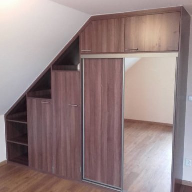 Vestavěná skříň se zrcadlem